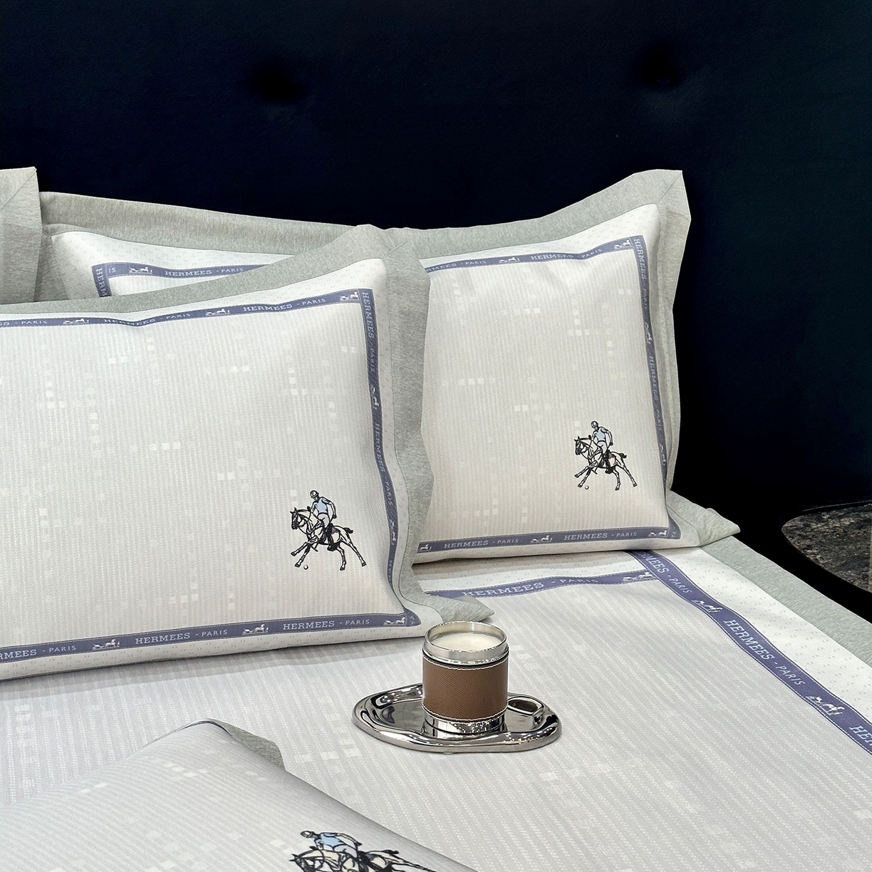 91家纺网 家纺一手货源 找家纺 JUICY 橘滋家纺 2026年夏日新款高端简约意式轻奢数码冰丝席凉席 平席款-骑士徽章