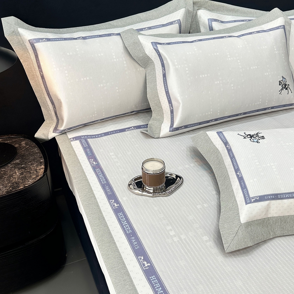 91家纺网 家纺一手货源 找家纺 JUICY 橘滋家纺 2026年夏日新款高端简约意式轻奢数码冰丝席凉席 平席款-骑士徽章