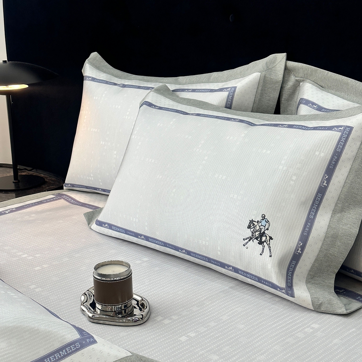 91家纺网 家纺一手货源 找家纺 JUICY 橘滋家纺 2026年夏日新款高端简约意式轻奢数码冰丝席凉席 平席款-骑士徽章