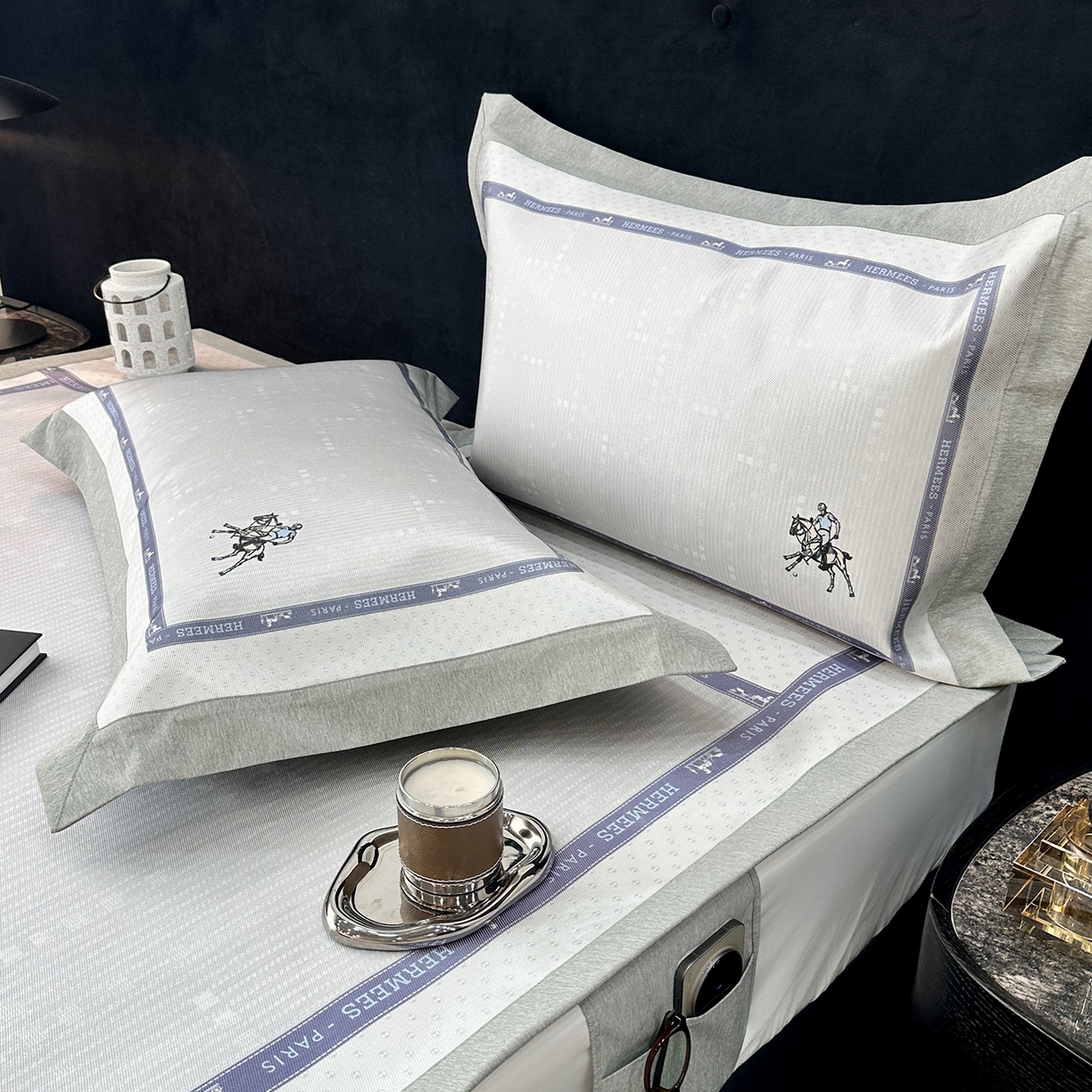 91家纺网 家纺一手货源 找家纺 JUICY 橘滋家纺 2026年夏日新款高端简约意式轻奢数码冰丝席凉席 平席款-骑士徽章