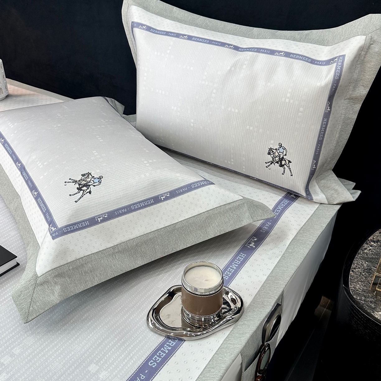 91家纺网 家纺一手货源 找家纺 JUICY 橘滋家纺 2026年夏日新款高端简约意式轻奢数码冰丝席凉席 平席款-骑士徽章