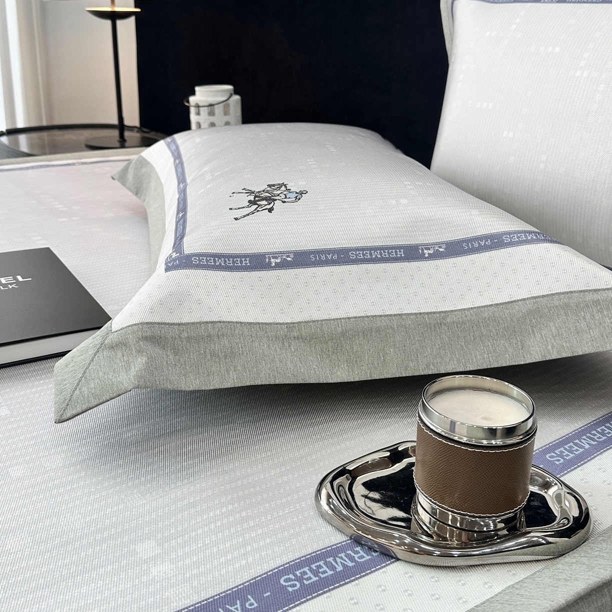 91家纺网 家纺一手货源 找家纺 JUICY 橘滋家纺 2026年夏日新款高端简约意式轻奢数码冰丝席凉席 平席款-骑士徽章