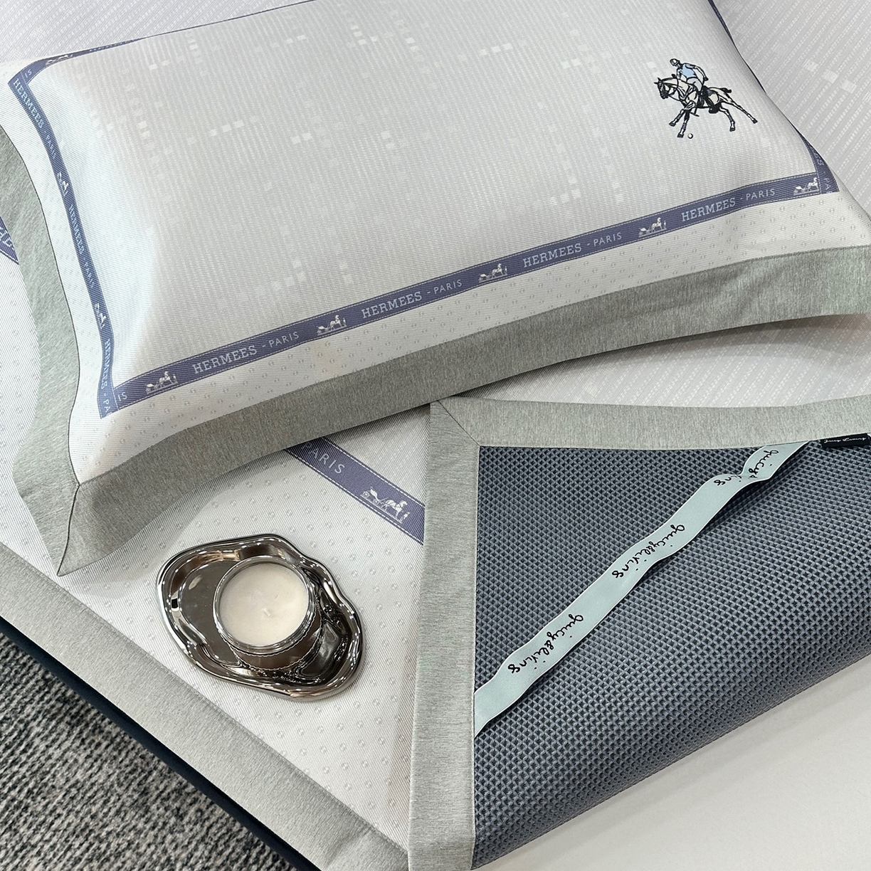 91家纺网 家纺一手货源 找家纺 JUICY 橘滋家纺 2026年夏日新款高端简约意式轻奢数码冰丝席凉席 平席款-骑士徽章