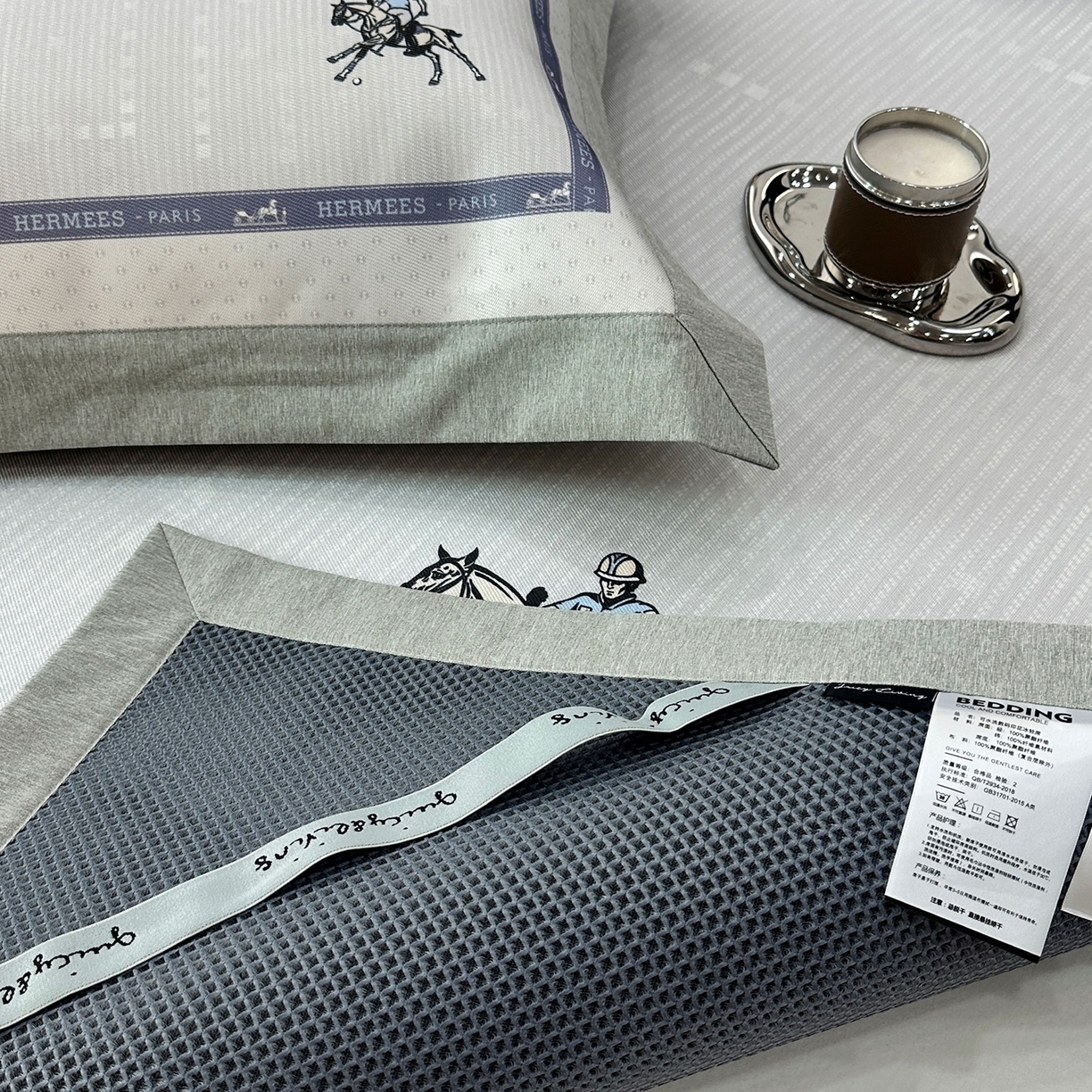 91家纺网 家纺一手货源 找家纺 JUICY 橘滋家纺 2026年夏日新款高端简约意式轻奢数码冰丝席凉席 平席款-骑士徽章