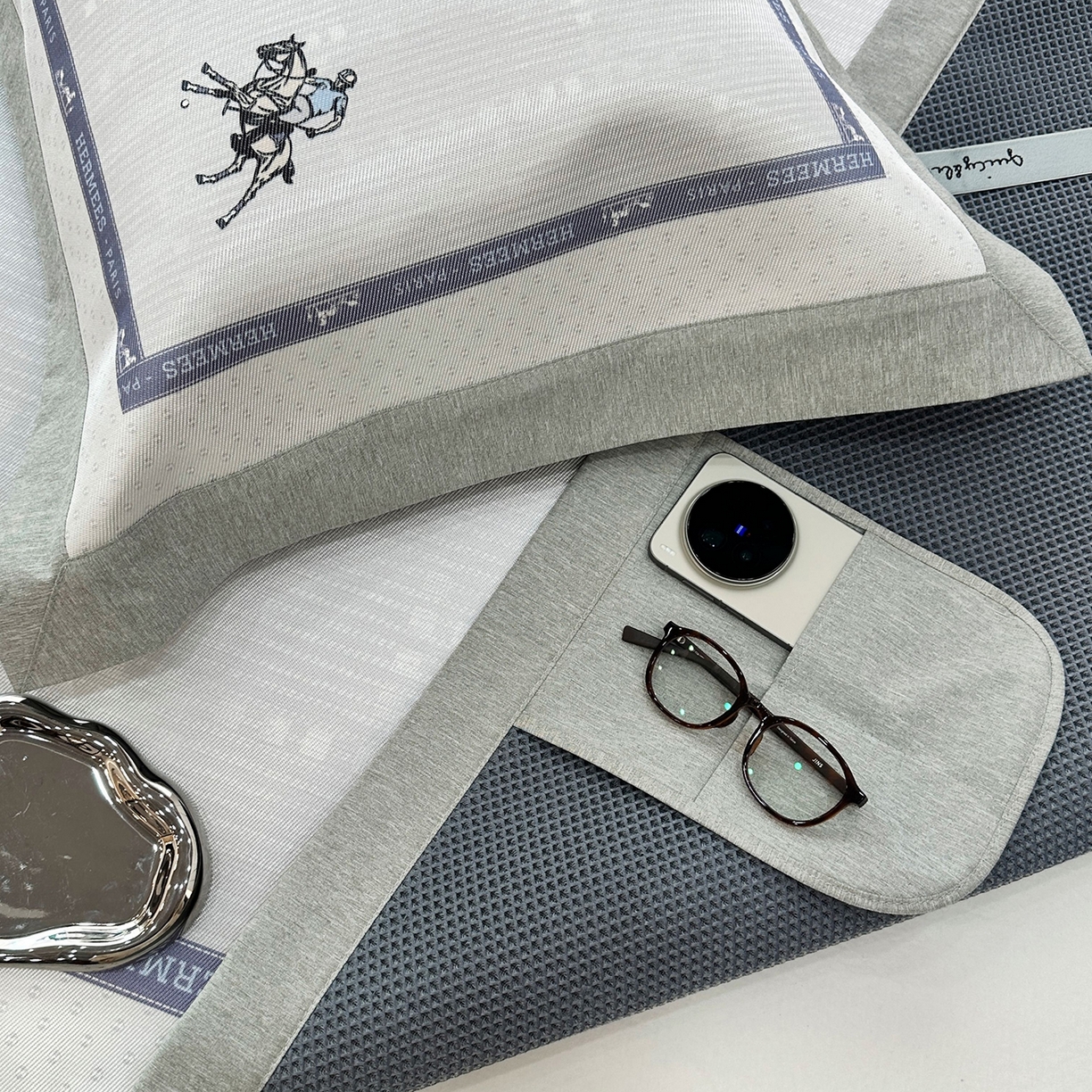 91家纺网 家纺一手货源 找家纺 JUICY 橘滋家纺 2026年夏日新款高端简约意式轻奢数码冰丝席凉席 平席款-骑士徽章