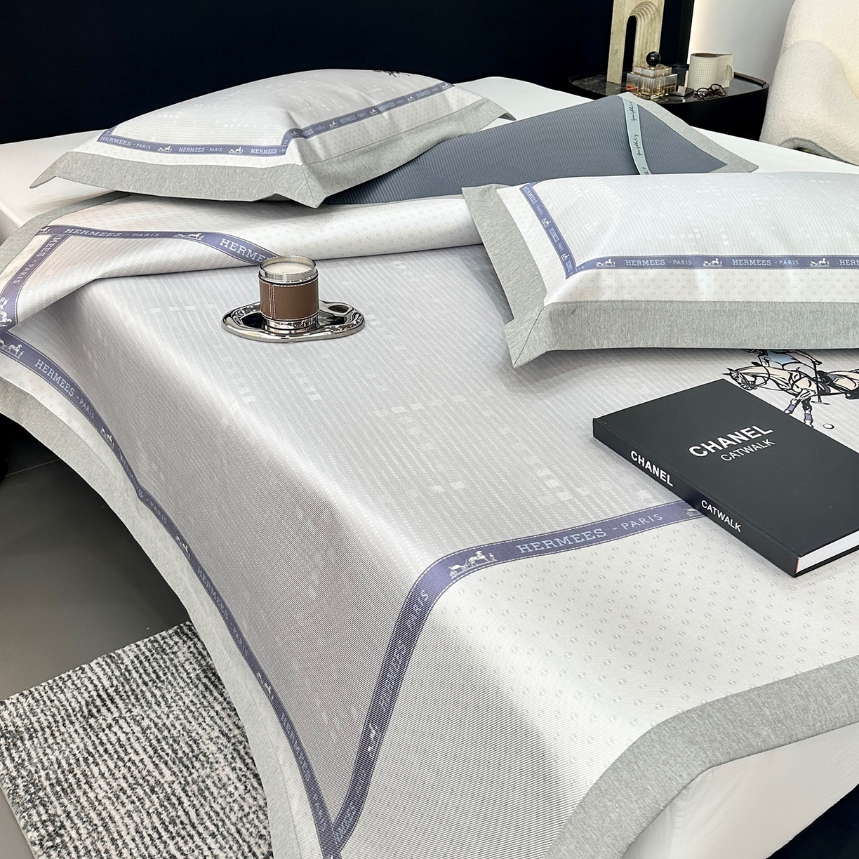 91家纺网 家纺一手货源 找家纺 JUICY 橘滋家纺 2026年夏日新款高端简约意式轻奢数码冰丝席凉席 平席款-骑士徽章