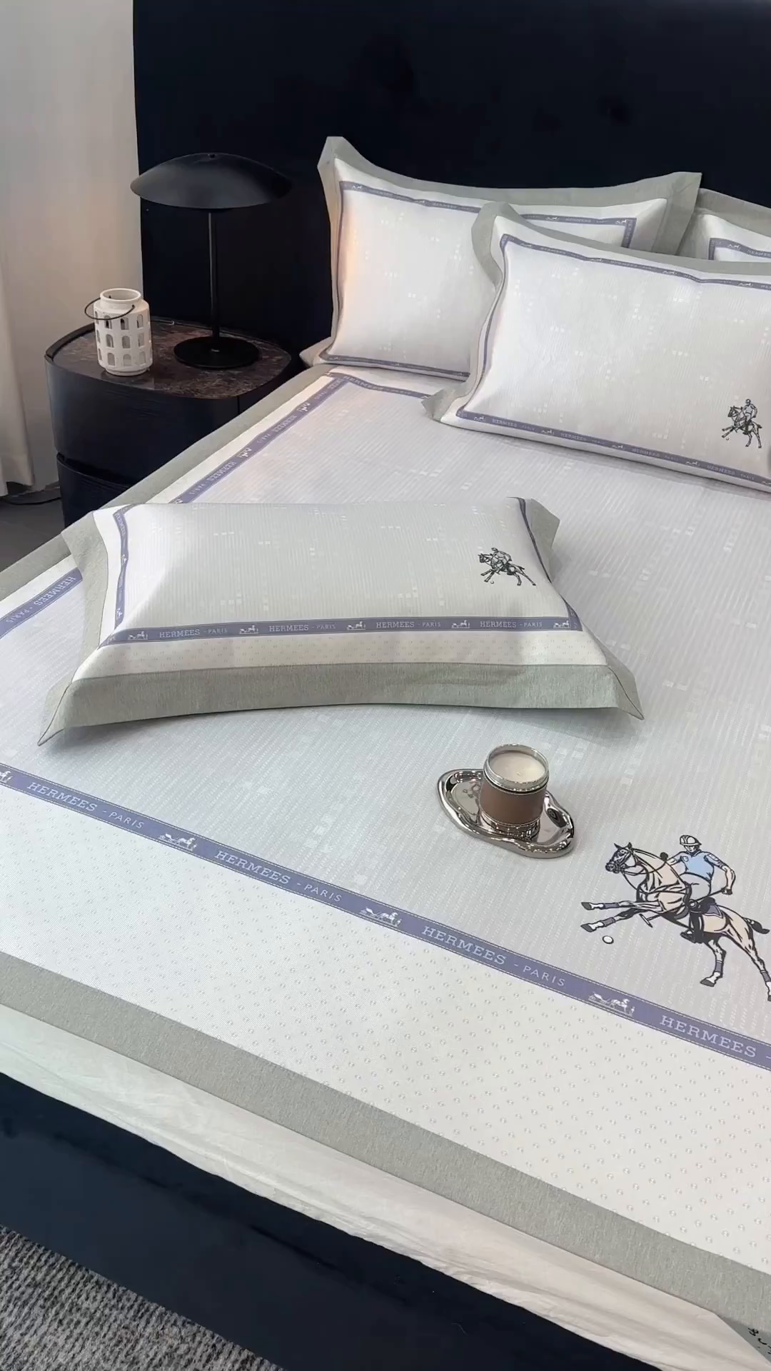 91家纺网 家纺一手货源 找家纺 JUICY 橘滋家纺 2026年夏日新款高端简约意式轻奢数码冰丝席凉席 平席款-骑士徽章