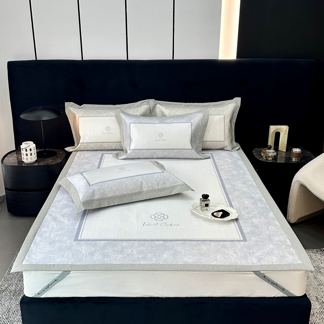 91家纺网 家纺一手货源 找家纺 JUICY 橘滋家纺 2026年夏日新款高端简约意式轻奢数码冰丝席凉席 平席款-时间拓印-灰蓝