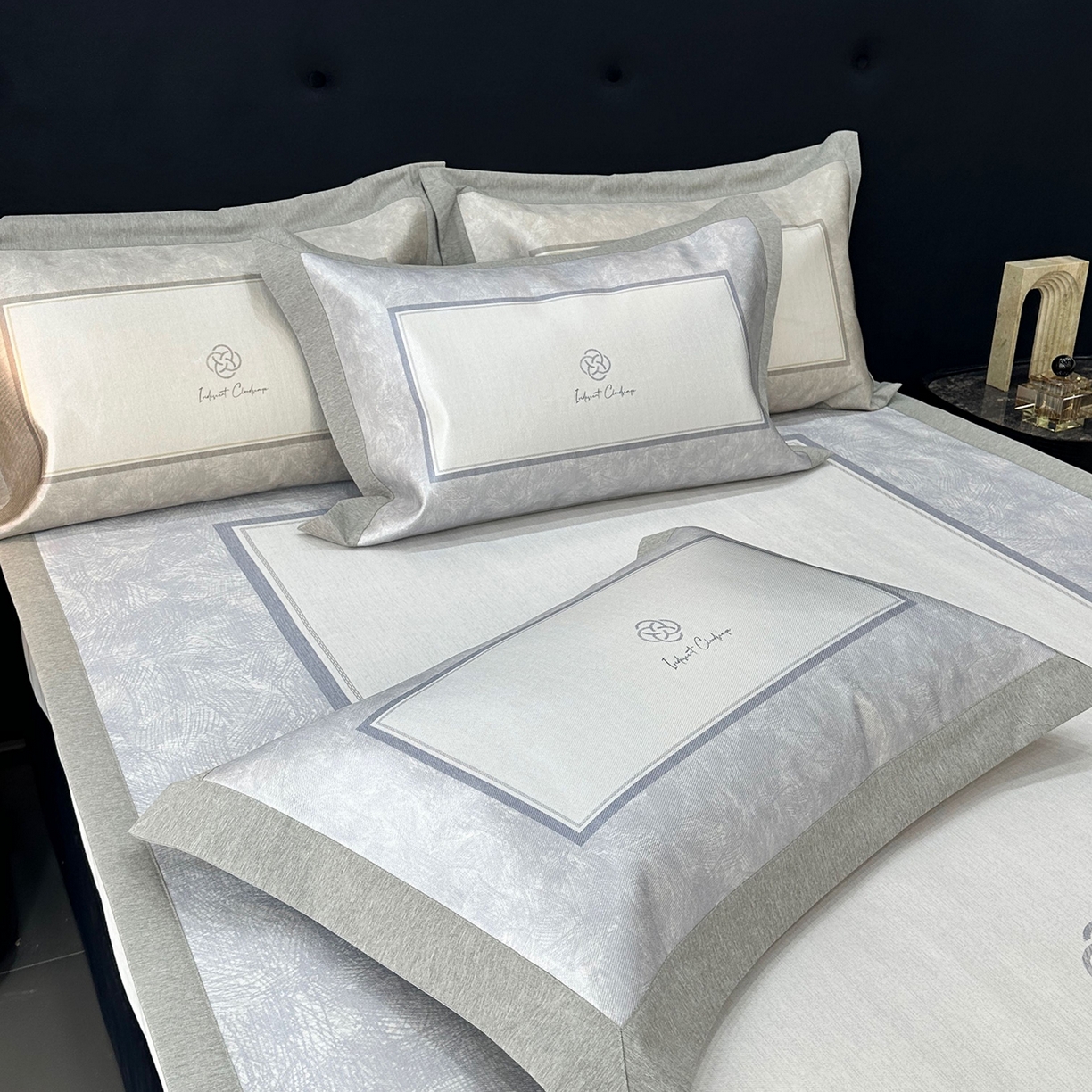 91家纺网 家纺一手货源 找家纺 JUICY 橘滋家纺 2026年夏日新款高端简约意式轻奢数码冰丝席凉席 平席款-时间拓印-灰蓝