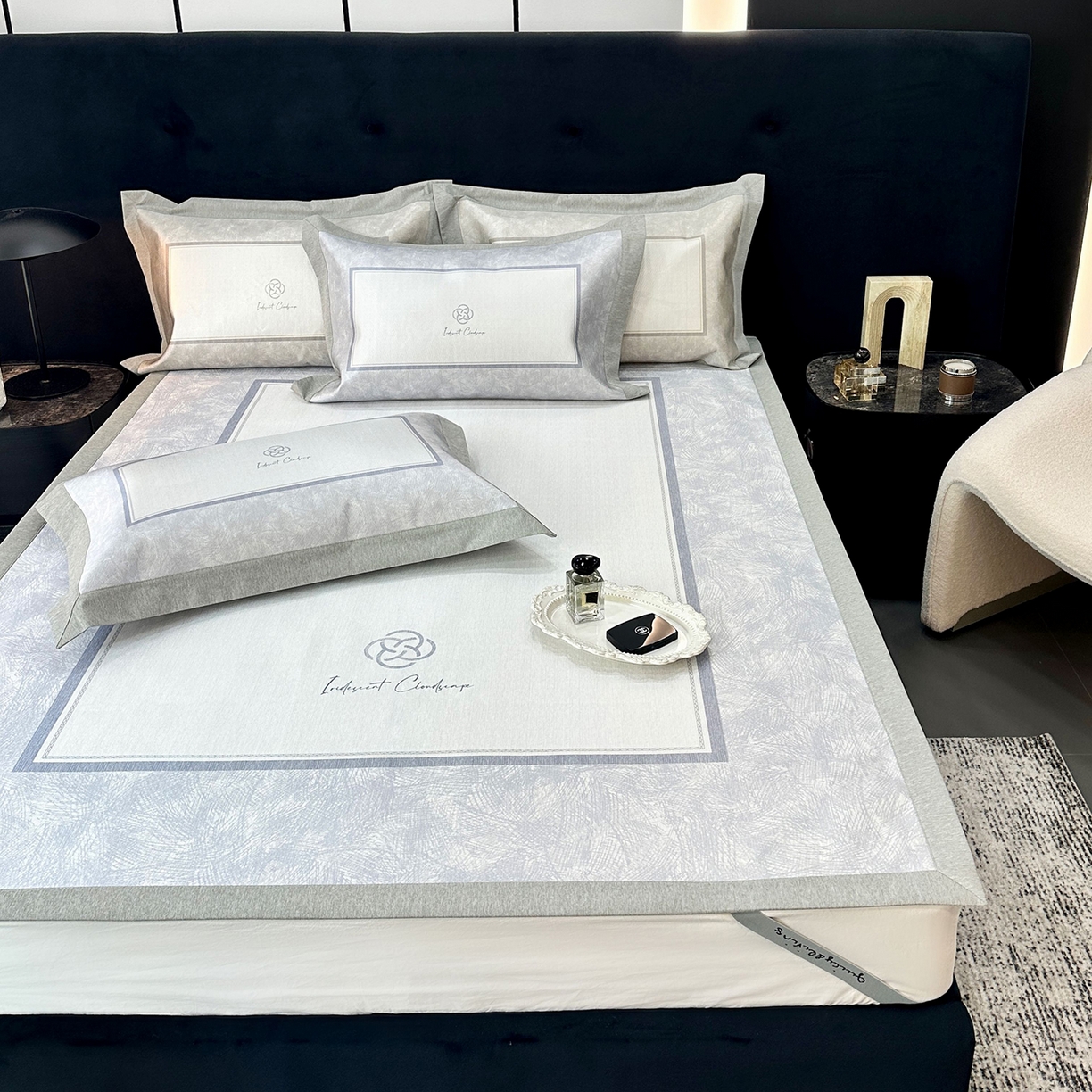 91家纺网 家纺一手货源 找家纺 JUICY 橘滋家纺 2026年夏日新款高端简约意式轻奢数码冰丝席凉席 平席款-时间拓印-灰蓝