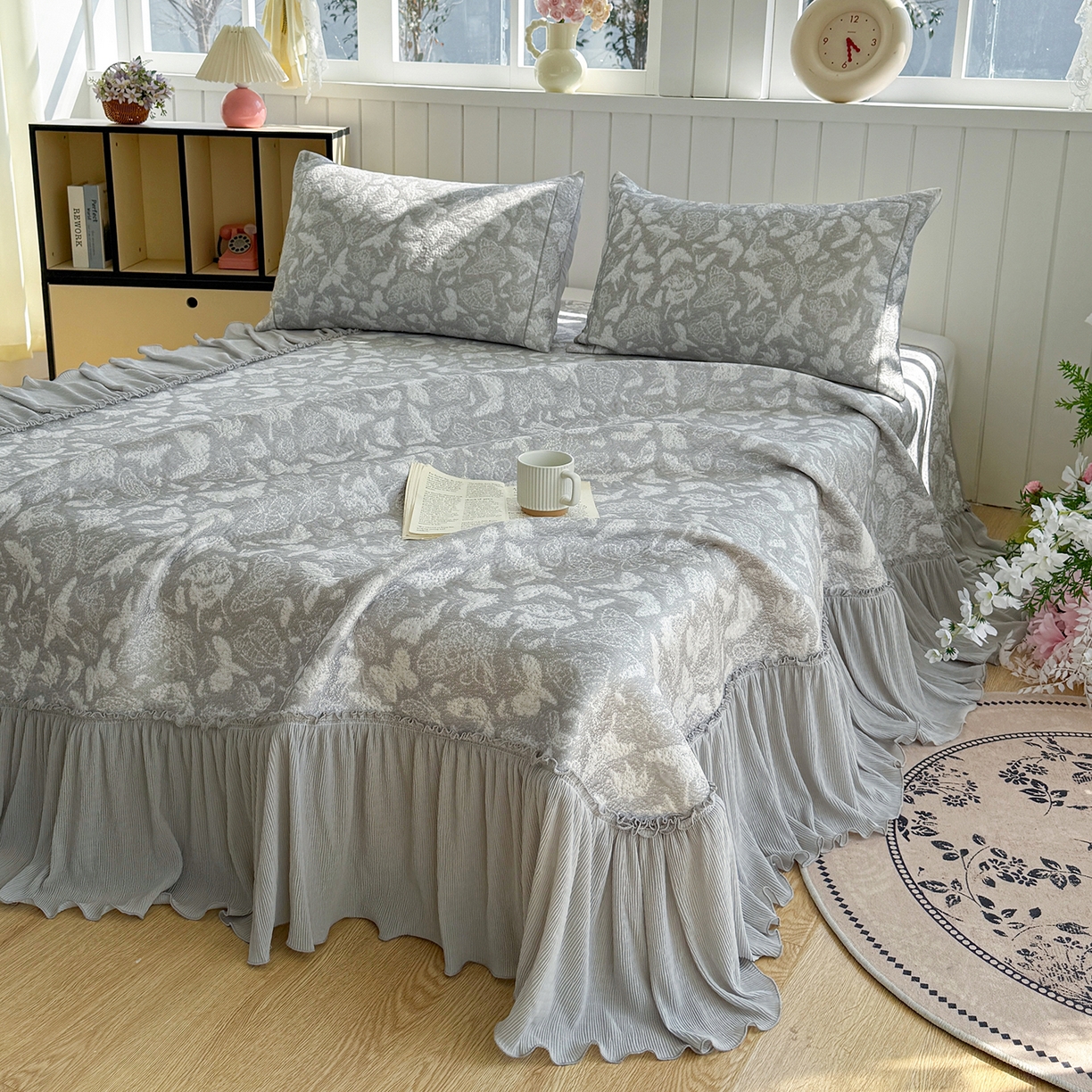 91家纺网 家纺一手货源 找家纺 （总）女子家纺 2026新款A类凉豆豆凉感双面提花床裙款凉席席子-蝶舞花间系列