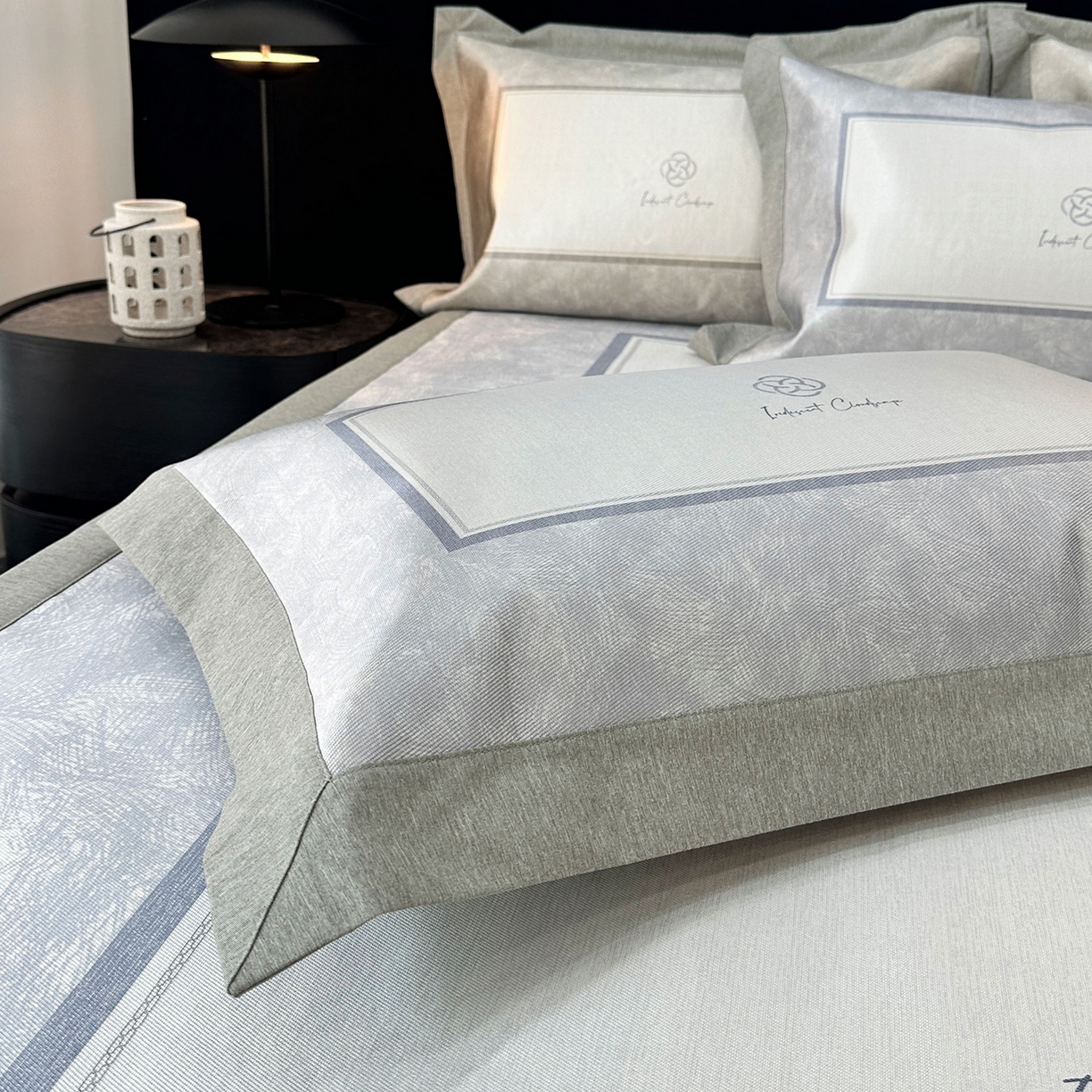 91家纺网 家纺一手货源 找家纺 JUICY 橘滋家纺 2026年夏日新款高端简约意式轻奢数码冰丝席凉席 平席款-时间拓印-灰蓝