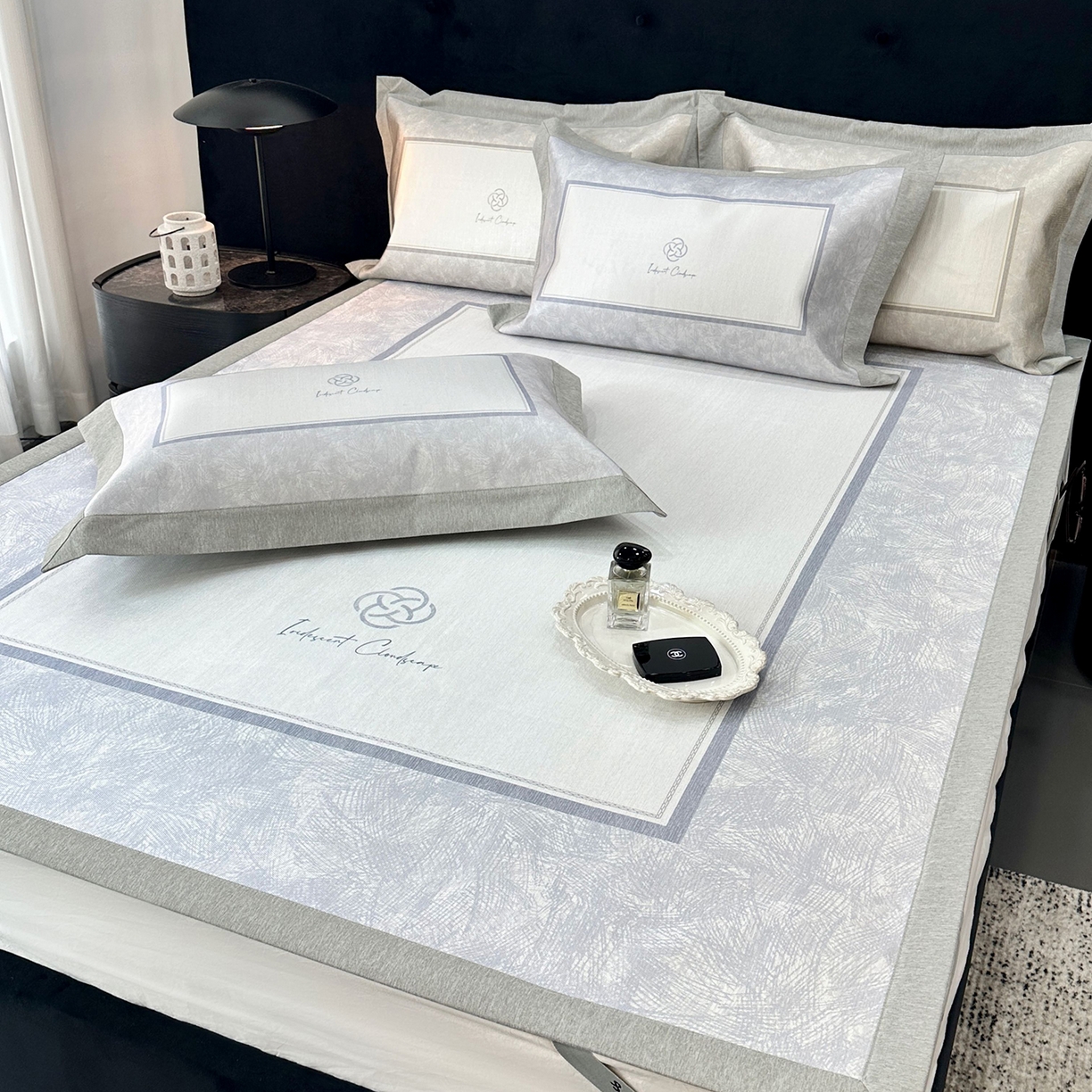 91家纺网 家纺一手货源 找家纺 JUICY 橘滋家纺 2026年夏日新款高端简约意式轻奢数码冰丝席凉席 平席款-时间拓印-灰蓝