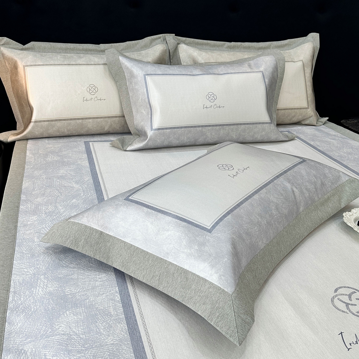 91家纺网 家纺一手货源 找家纺 JUICY 橘滋家纺 2026年夏日新款高端简约意式轻奢数码冰丝席凉席 平席款-时间拓印-灰蓝