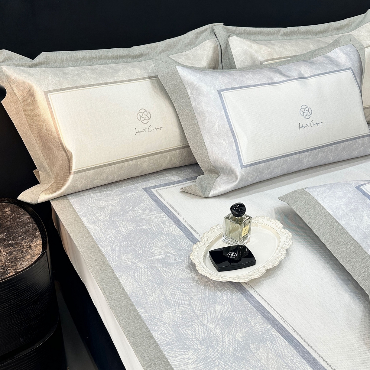 91家纺网 家纺一手货源 找家纺 JUICY 橘滋家纺 2026年夏日新款高端简约意式轻奢数码冰丝席凉席 平席款-时间拓印-灰蓝