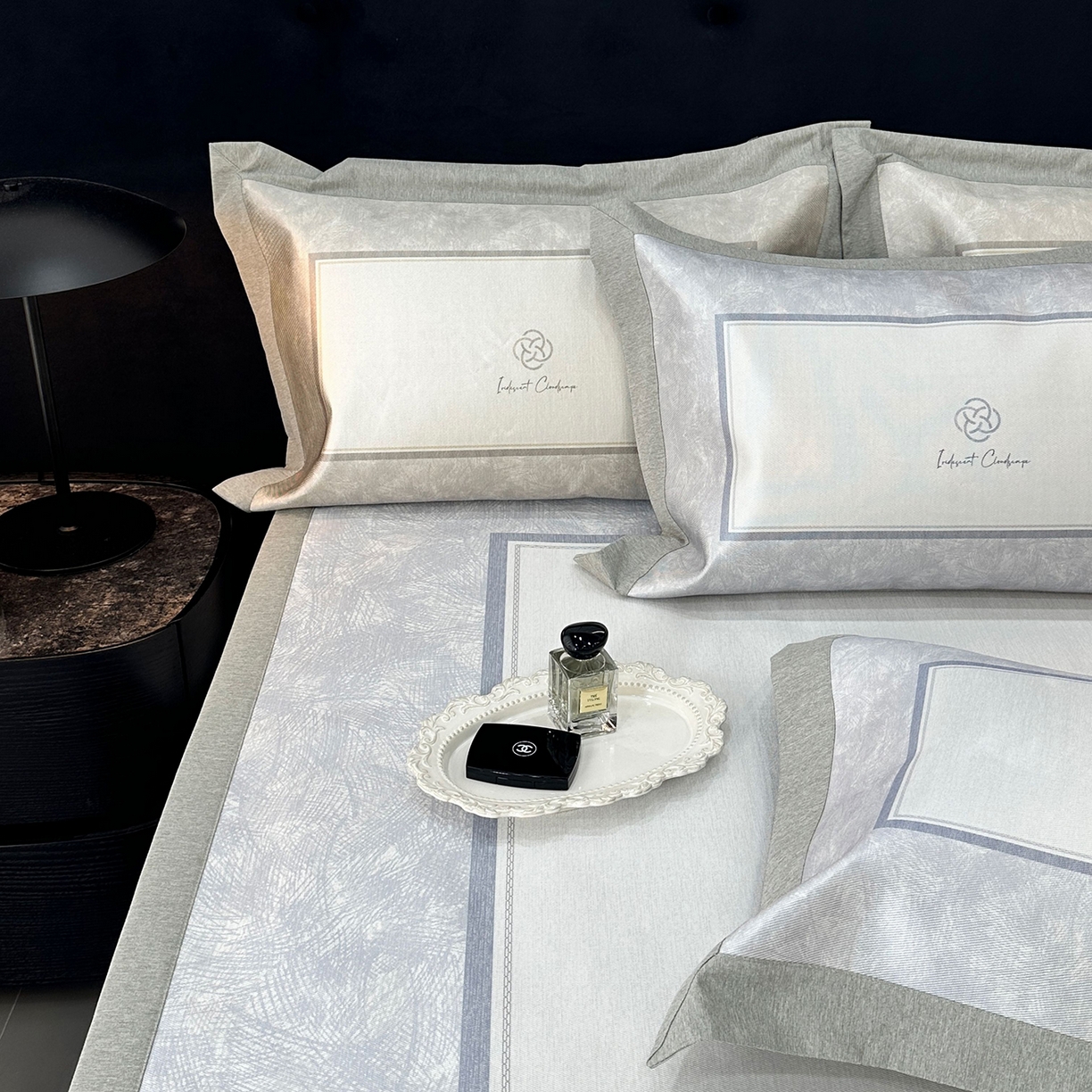 91家纺网 家纺一手货源 找家纺 JUICY 橘滋家纺 2026年夏日新款高端简约意式轻奢数码冰丝席凉席 平席款-时间拓印-灰蓝