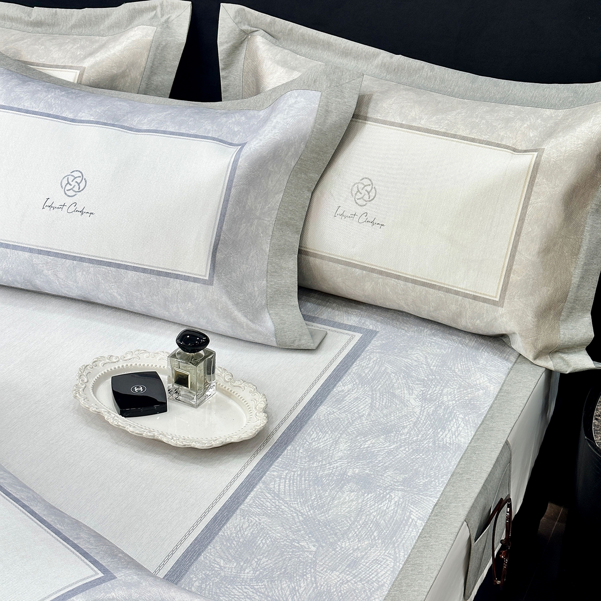 91家纺网 家纺一手货源 找家纺 JUICY 橘滋家纺 2026年夏日新款高端简约意式轻奢数码冰丝席凉席 平席款-时间拓印-灰蓝