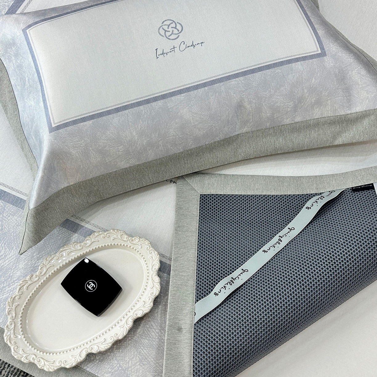 91家纺网 家纺一手货源 找家纺 JUICY 橘滋家纺 2026年夏日新款高端简约意式轻奢数码冰丝席凉席 平席款-时间拓印-灰蓝