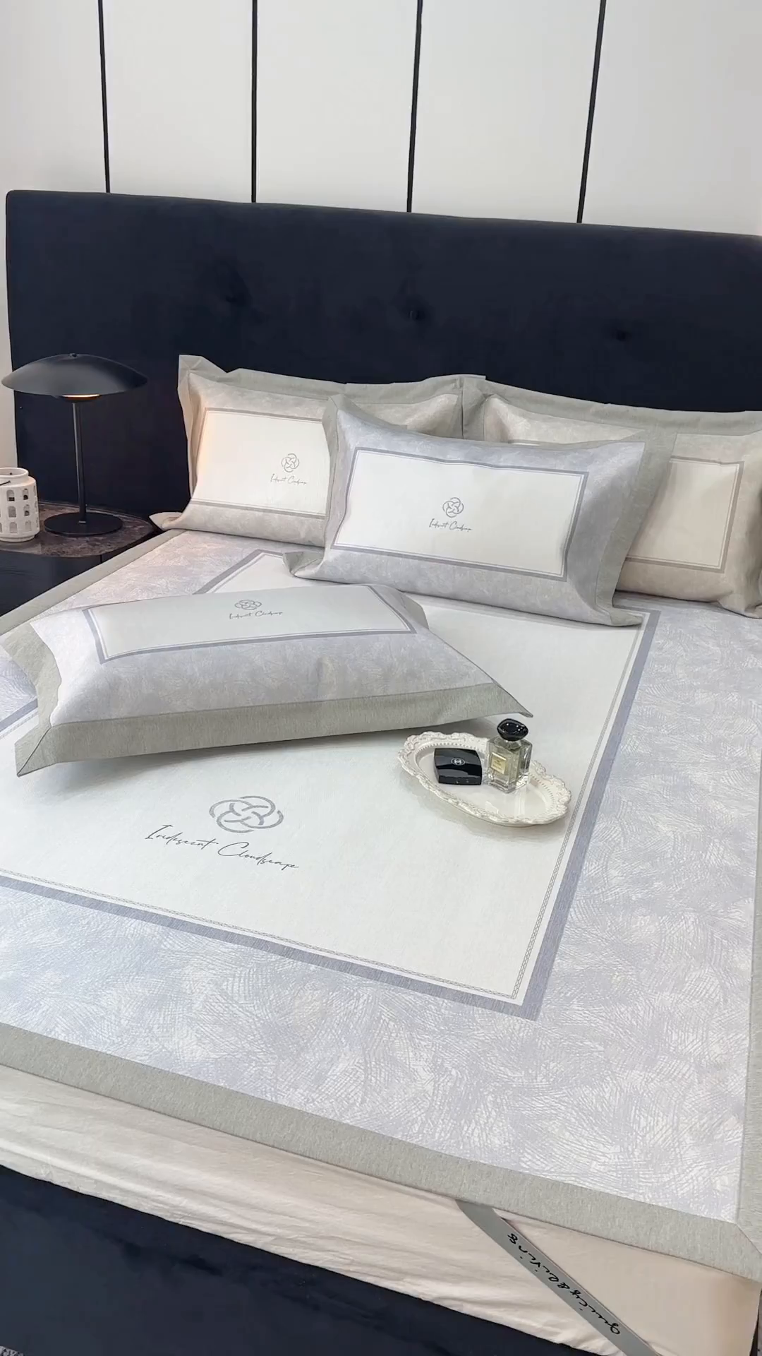 91家纺网 家纺一手货源 找家纺 JUICY 橘滋家纺 2026年夏日新款高端简约意式轻奢数码冰丝席凉席 平席款-时间拓印-灰蓝