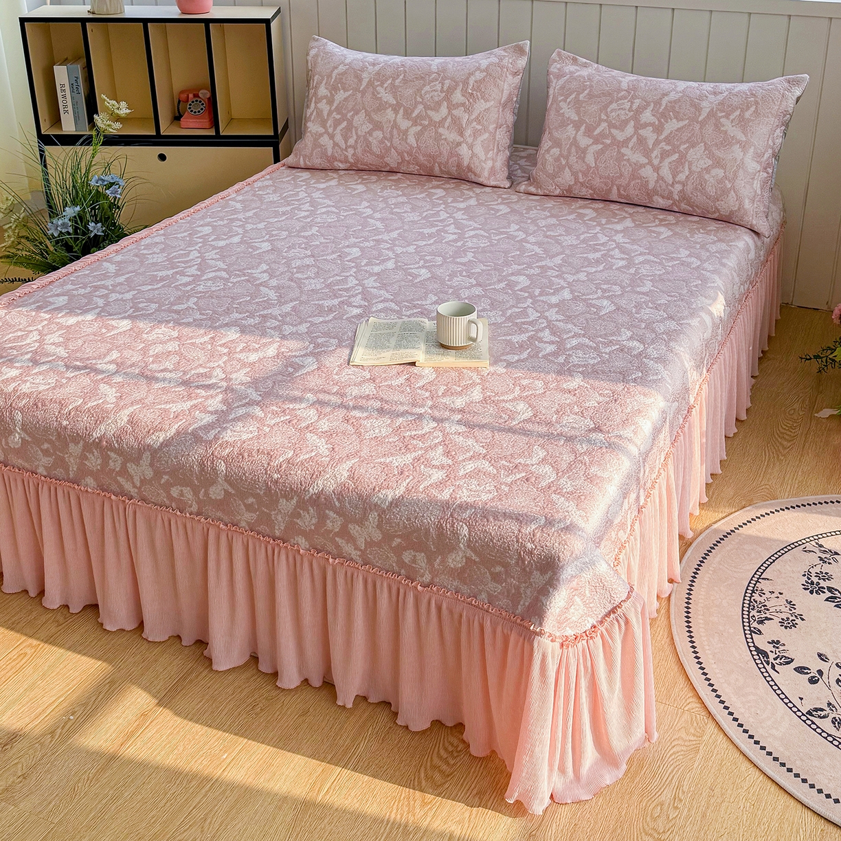 91家纺网 家纺一手货源 找家纺 女子家纺 2026新款A类凉豆豆凉感双面提花床裙款凉席席子-蝶舞花间系列 蝶舞花间-柔和粉