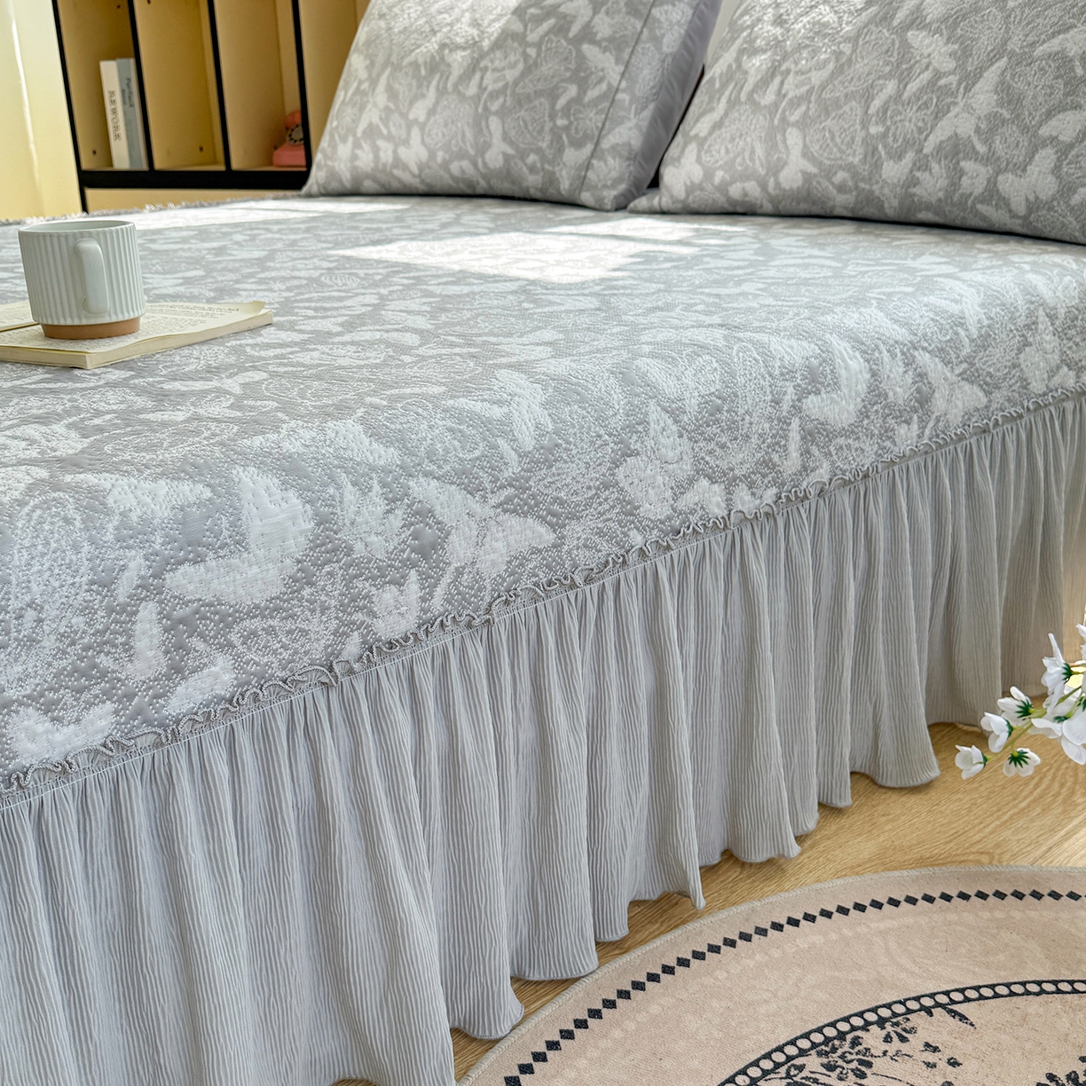 91家纺网 家纺一手货源 找家纺 （总）女子家纺 2026新款A类凉豆豆凉感双面提花床裙款凉席席子-蝶舞花间系列