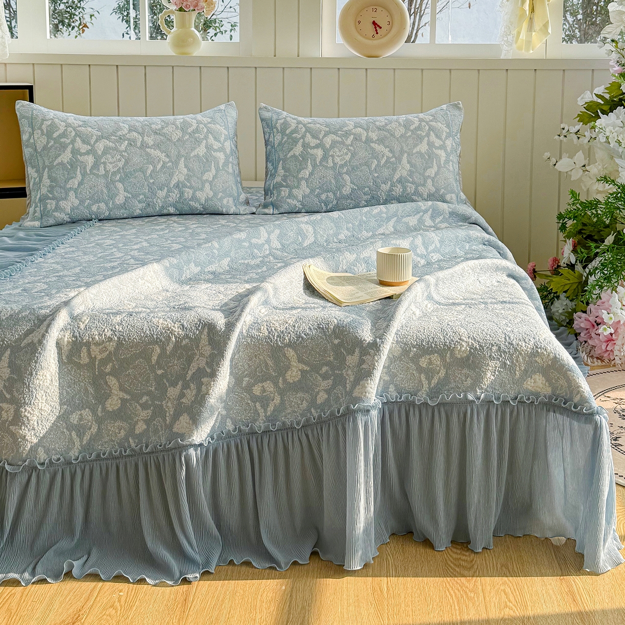 91家纺网 家纺一手货源 找家纺 女子家纺 2026新款A类凉豆豆凉感双面提花床裙款凉席席子-蝶舞花间系列 蝶舞花间-天空蓝