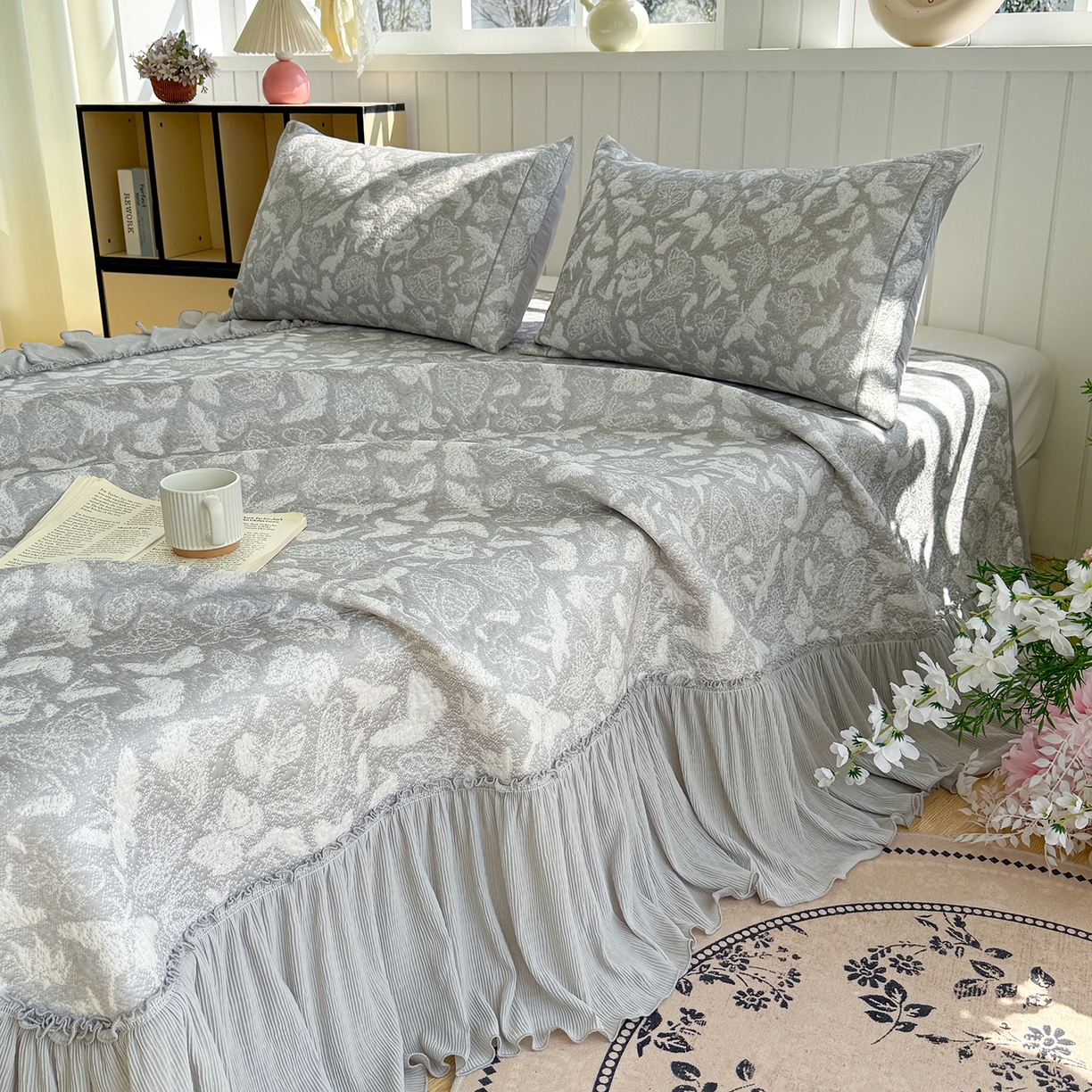 91家纺网 家纺一手货源 找家纺 女子家纺 2026新款A类凉豆豆凉感双面提花床裙款凉席席子-蝶舞花间系列 蝶舞花间-浪漫灰