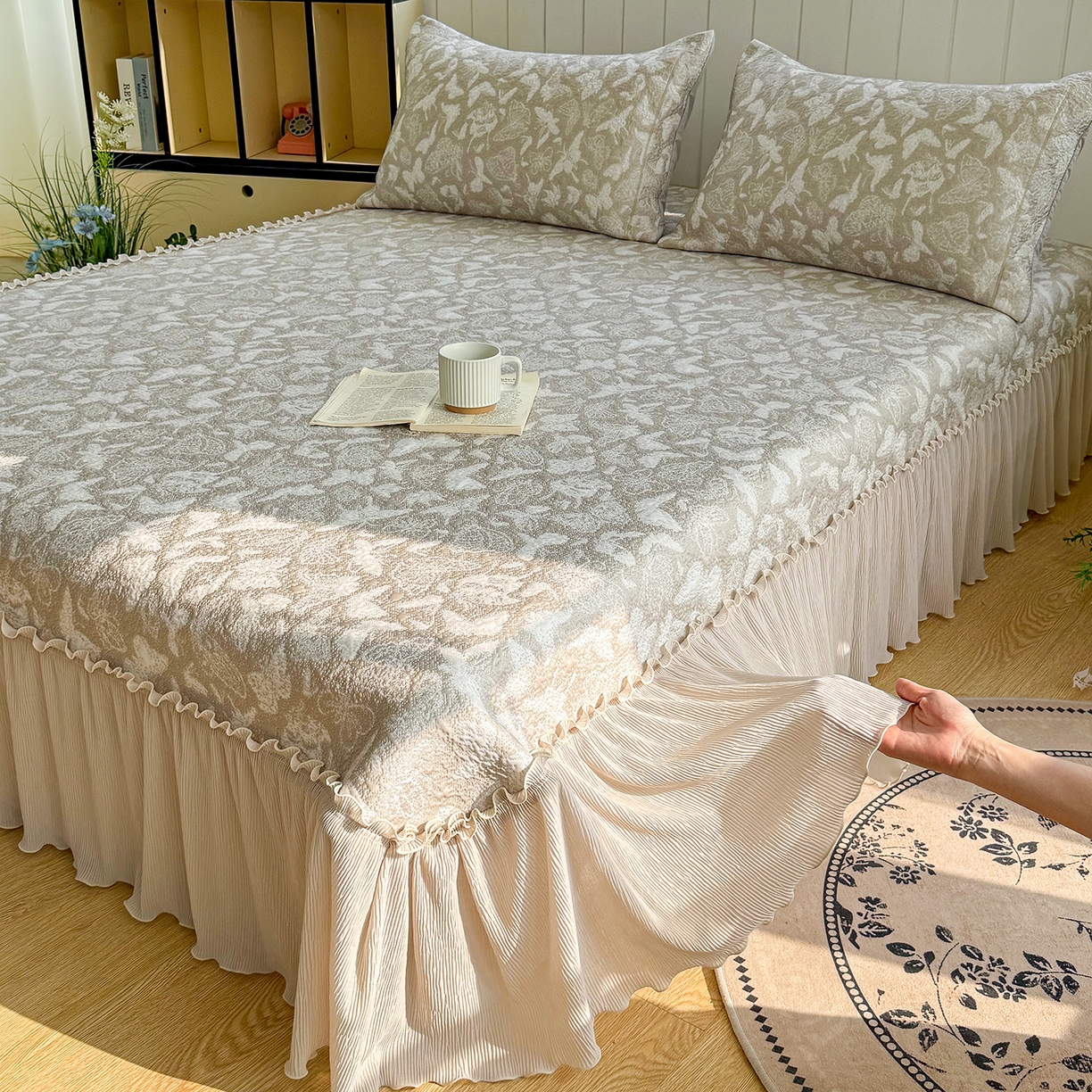 91家纺网 家纺一手货源 找家纺 女子家纺 2026新款A类凉豆豆凉感双面提花床裙款凉席席子-蝶舞花间系列 蝶舞花间-香槟金