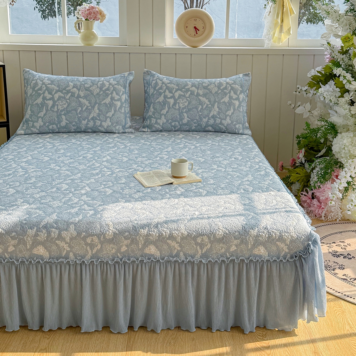 91家纺网 家纺一手货源 找家纺 女子家纺 2026新款A类凉豆豆凉感双面提花床裙款凉席席子-蝶舞花间系列 蝶舞花间-天空蓝