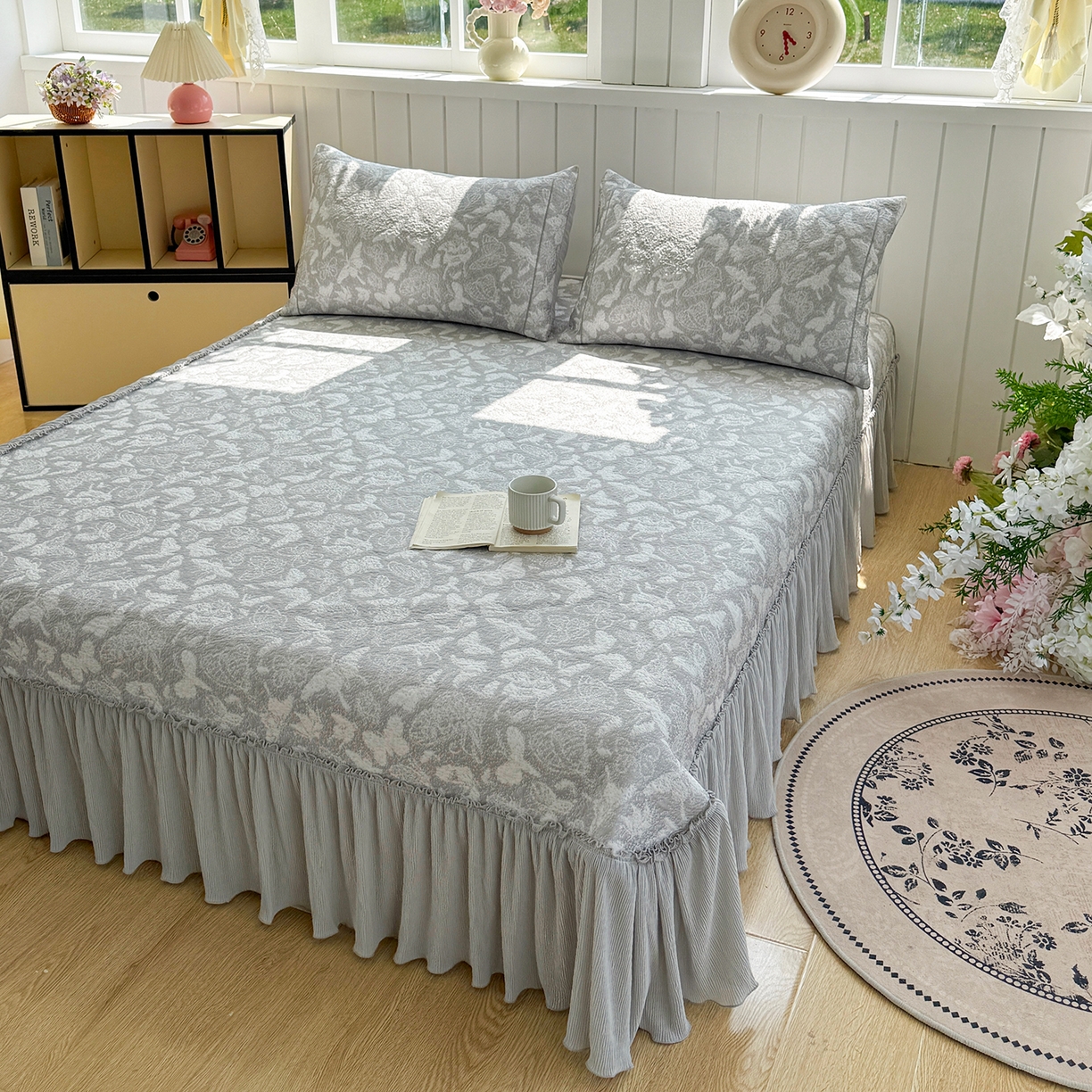 91家纺网 家纺一手货源 找家纺 女子家纺 2026新款A类凉豆豆凉感双面提花床裙款凉席席子-蝶舞花间系列 蝶舞花间-浪漫灰