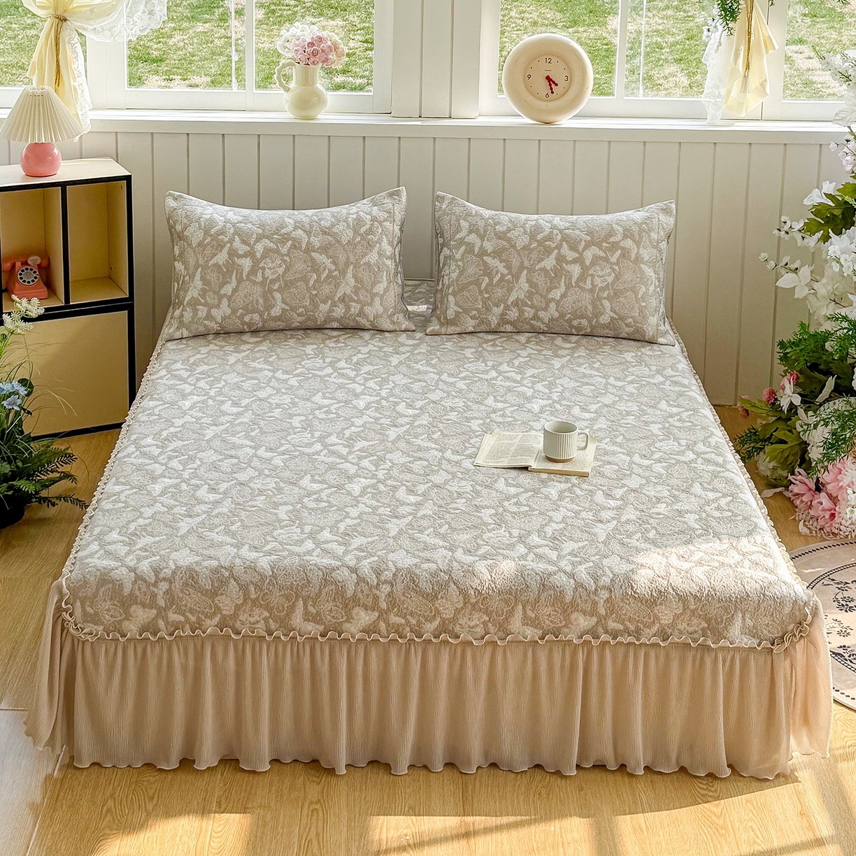 91家纺网 家纺一手货源 找家纺 （总）女子家纺 2026新款A类凉豆豆凉感双面提花床裙款凉席席子-蝶舞花间系列