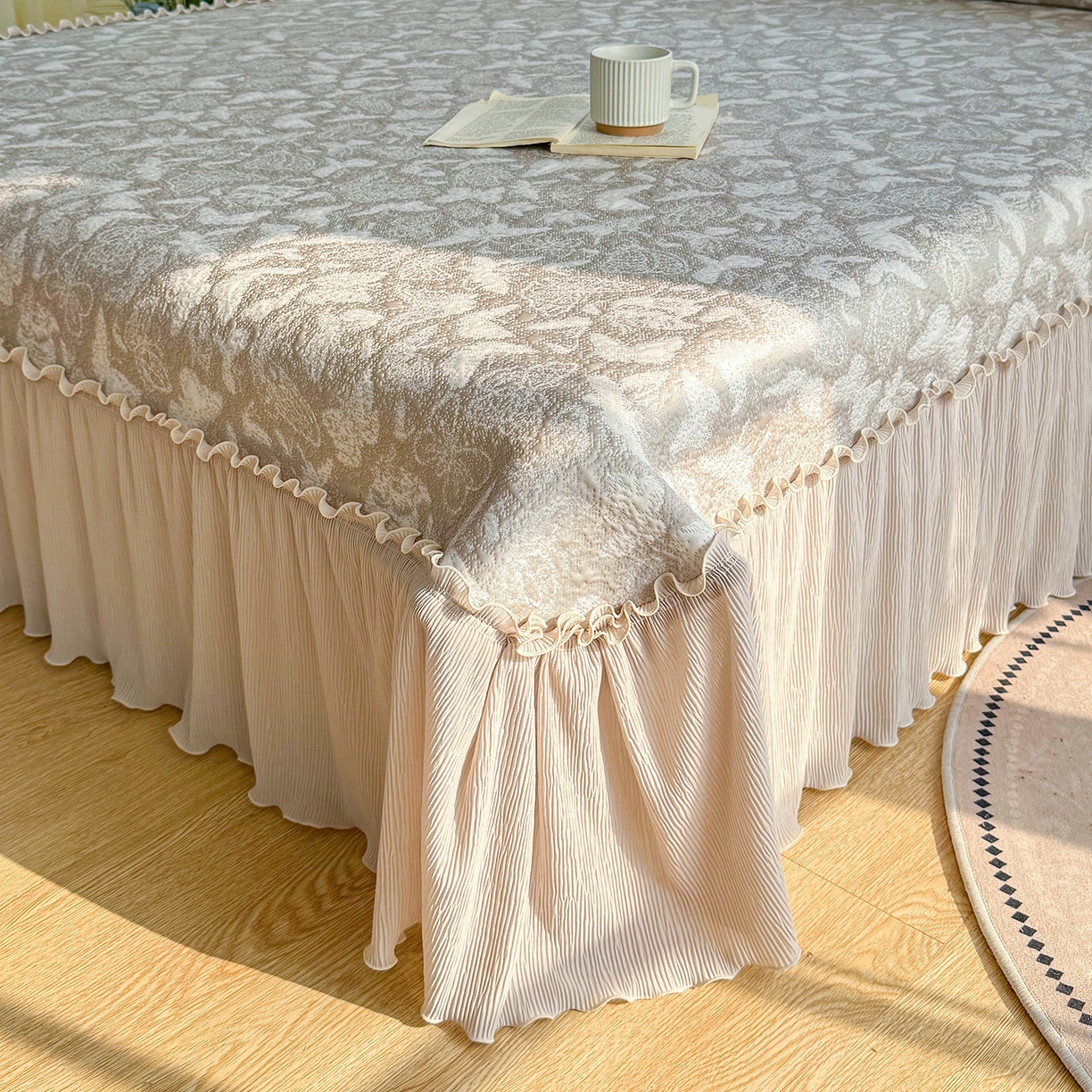 91家纺网 家纺一手货源 找家纺 女子家纺 2026新款A类凉豆豆凉感双面提花床裙款凉席席子-蝶舞花间系列 蝶舞花间-香槟金