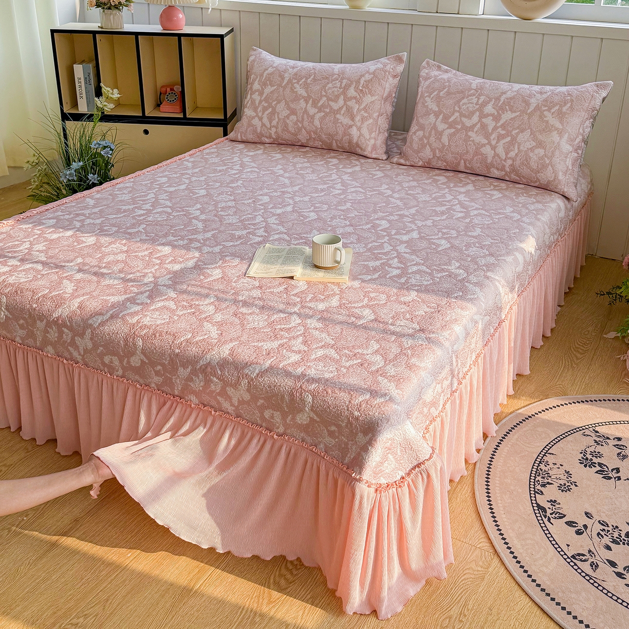 91家纺网 家纺一手货源 找家纺 女子家纺 2026新款A类凉豆豆凉感双面提花床裙款凉席席子-蝶舞花间系列 蝶舞花间-柔和粉