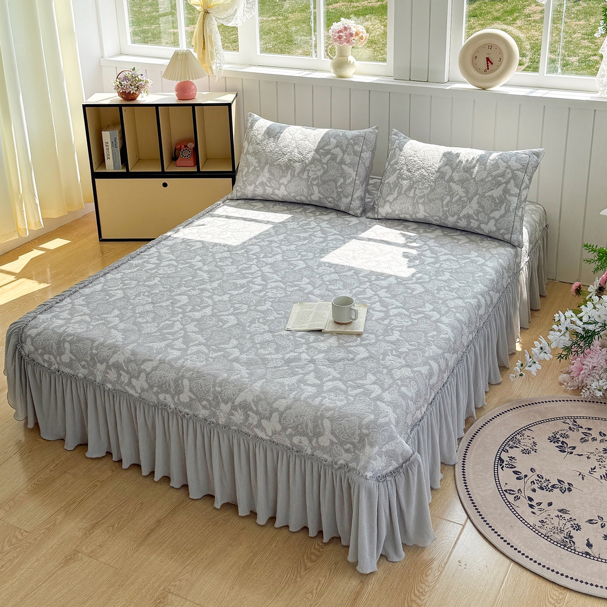 91家纺网 家纺一手货源 找家纺 女子家纺 2026新款A类凉豆豆凉感双面提花床裙款凉席席子-蝶舞花间系列 蝶舞花间-浪漫灰