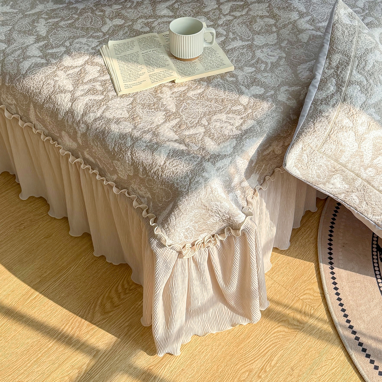 91家纺网 家纺一手货源 找家纺 女子家纺 2026新款A类凉豆豆凉感双面提花床裙款凉席席子-蝶舞花间系列 蝶舞花间-香槟金