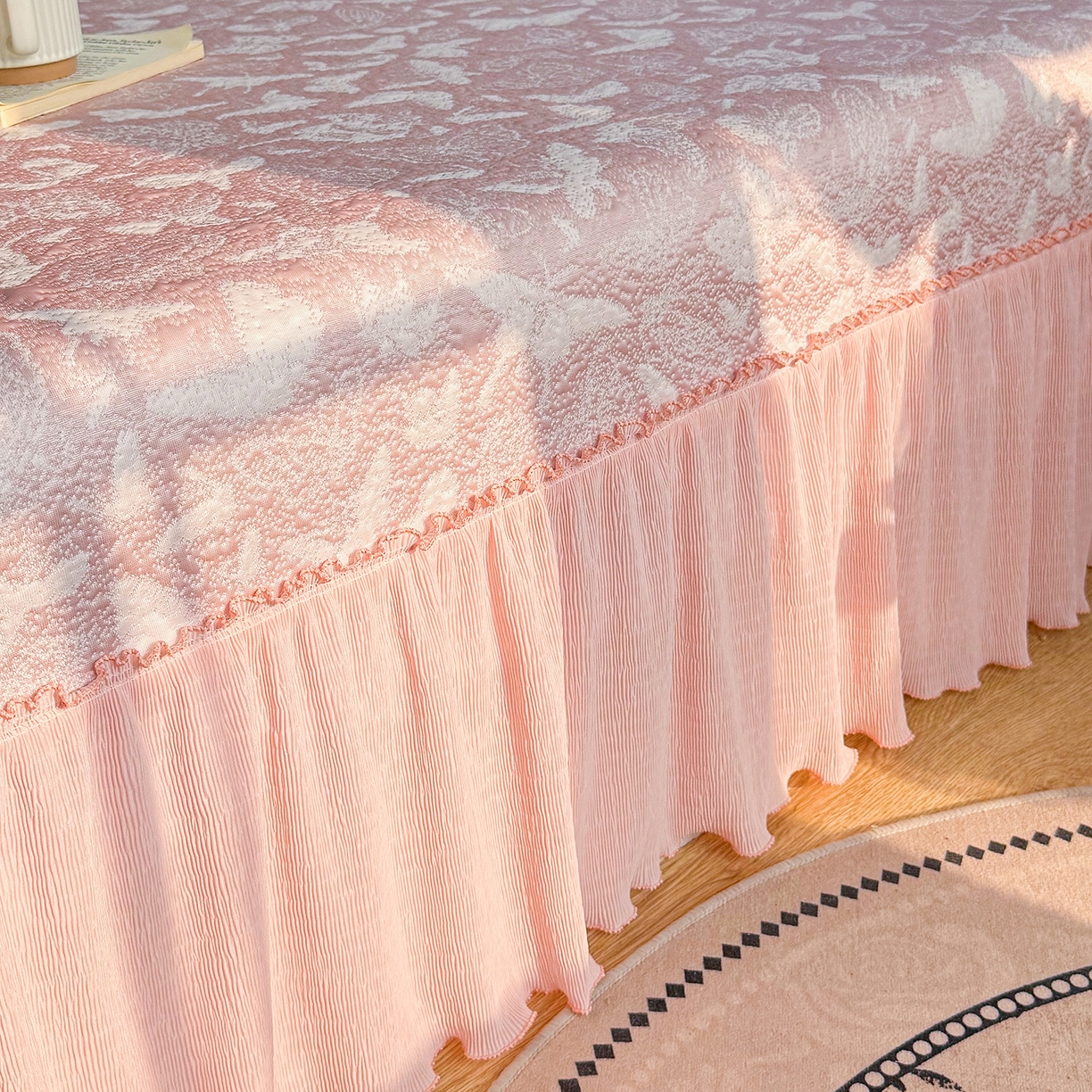 91家纺网 家纺一手货源 找家纺 女子家纺 2026新款A类凉豆豆凉感双面提花床裙款凉席席子-蝶舞花间系列 蝶舞花间-柔和粉