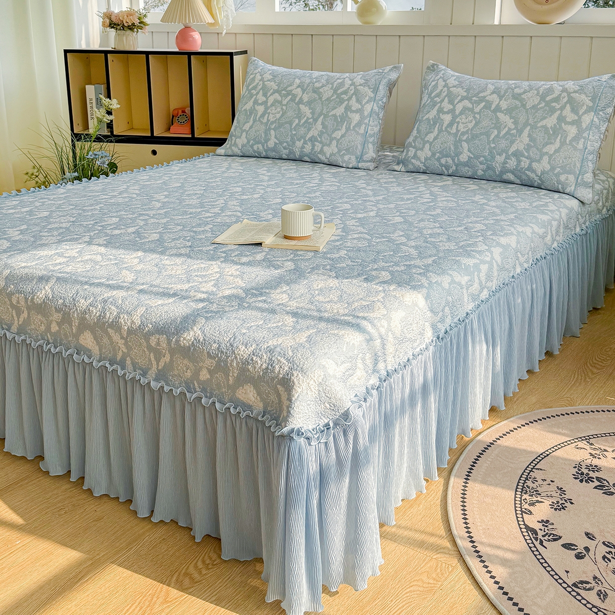 91家纺网 家纺一手货源 找家纺 女子家纺 2026新款A类凉豆豆凉感双面提花床裙款凉席席子-蝶舞花间系列 蝶舞花间-天空蓝