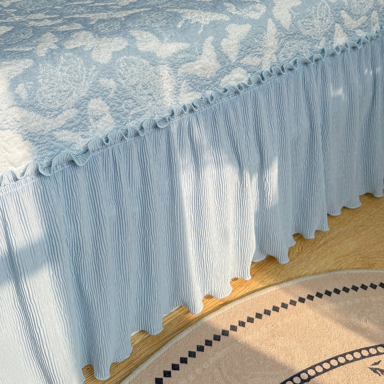 91家纺网 家纺一手货源 找家纺 女子家纺 2026新款A类凉豆豆凉感双面提花床裙款凉席席子-蝶舞花间系列 蝶舞花间-天空蓝