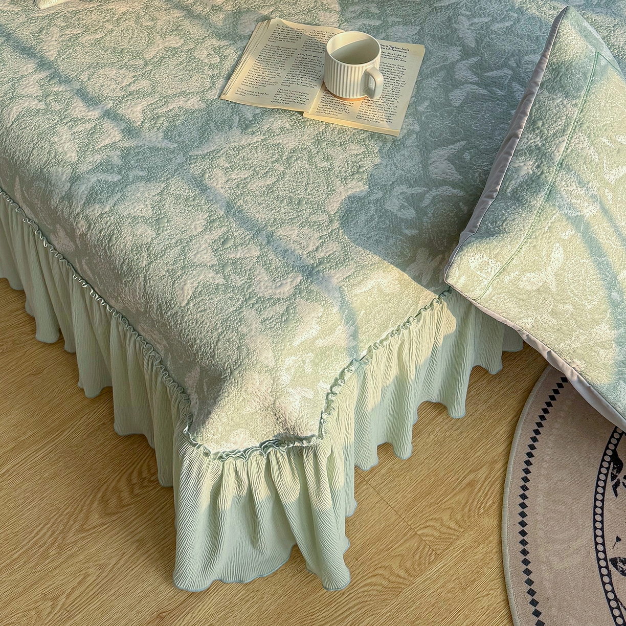 91家纺网 家纺一手货源 找家纺 女子家纺 2026新款A类凉豆豆凉感双面提花床裙款凉席席子-蝶舞花间系列 蝶舞花间-优雅绿