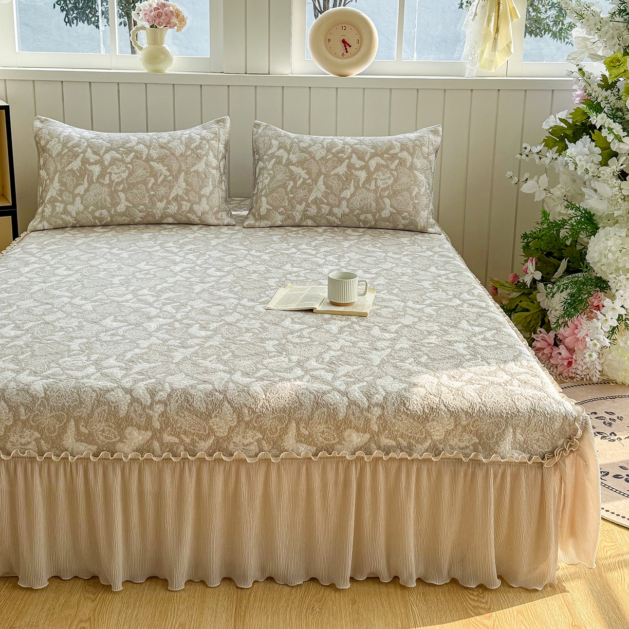 91家纺网 家纺一手货源 找家纺 女子家纺 2026新款A类凉豆豆凉感双面提花床裙款凉席席子-蝶舞花间系列 蝶舞花间-香槟金