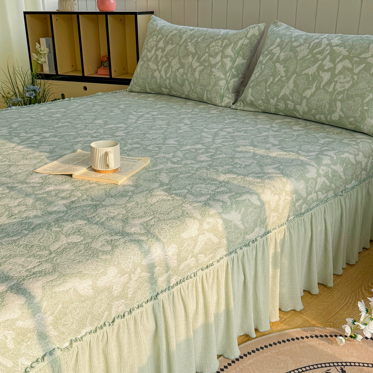 91家纺网 家纺一手货源 找家纺 女子家纺 2026新款A类凉豆豆凉感双面提花床裙款凉席席子-蝶舞花间系列 蝶舞花间-优雅绿