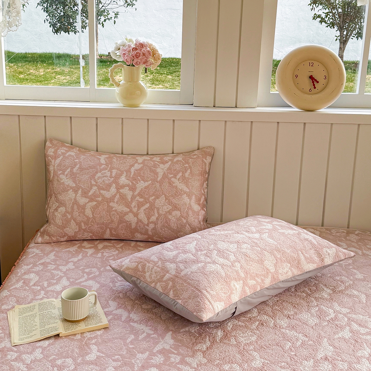 91家纺网 家纺一手货源 找家纺 女子家纺 2026新款A类凉豆豆凉感双面提花床裙款凉席席子-蝶舞花间系列 蝶舞花间-柔和粉