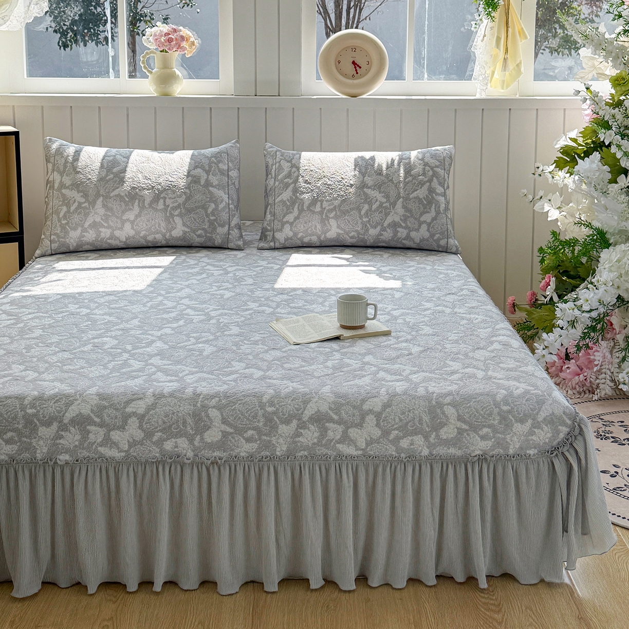 91家纺网 家纺一手货源 找家纺 女子家纺 2026新款A类凉豆豆凉感双面提花床裙款凉席席子-蝶舞花间系列 蝶舞花间-浪漫灰