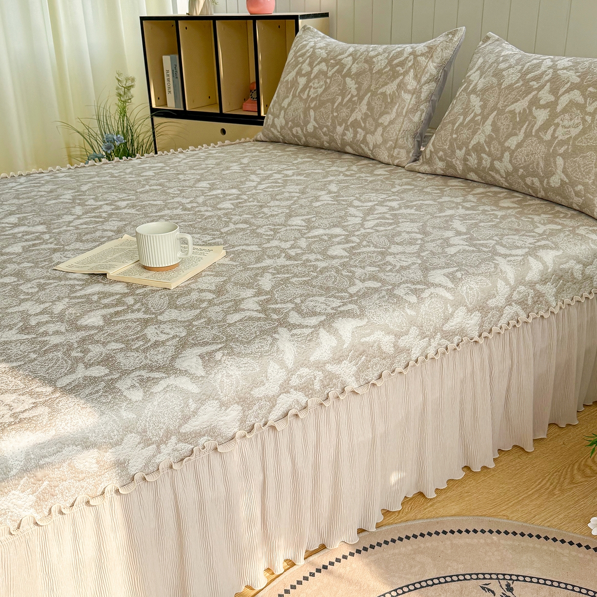 91家纺网 家纺一手货源 找家纺 女子家纺 2026新款A类凉豆豆凉感双面提花床裙款凉席席子-蝶舞花间系列 蝶舞花间-香槟金