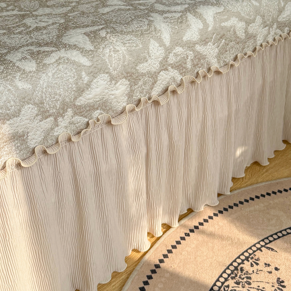 91家纺网 家纺一手货源 找家纺 女子家纺 2026新款A类凉豆豆凉感双面提花床裙款凉席席子-蝶舞花间系列 蝶舞花间-香槟金