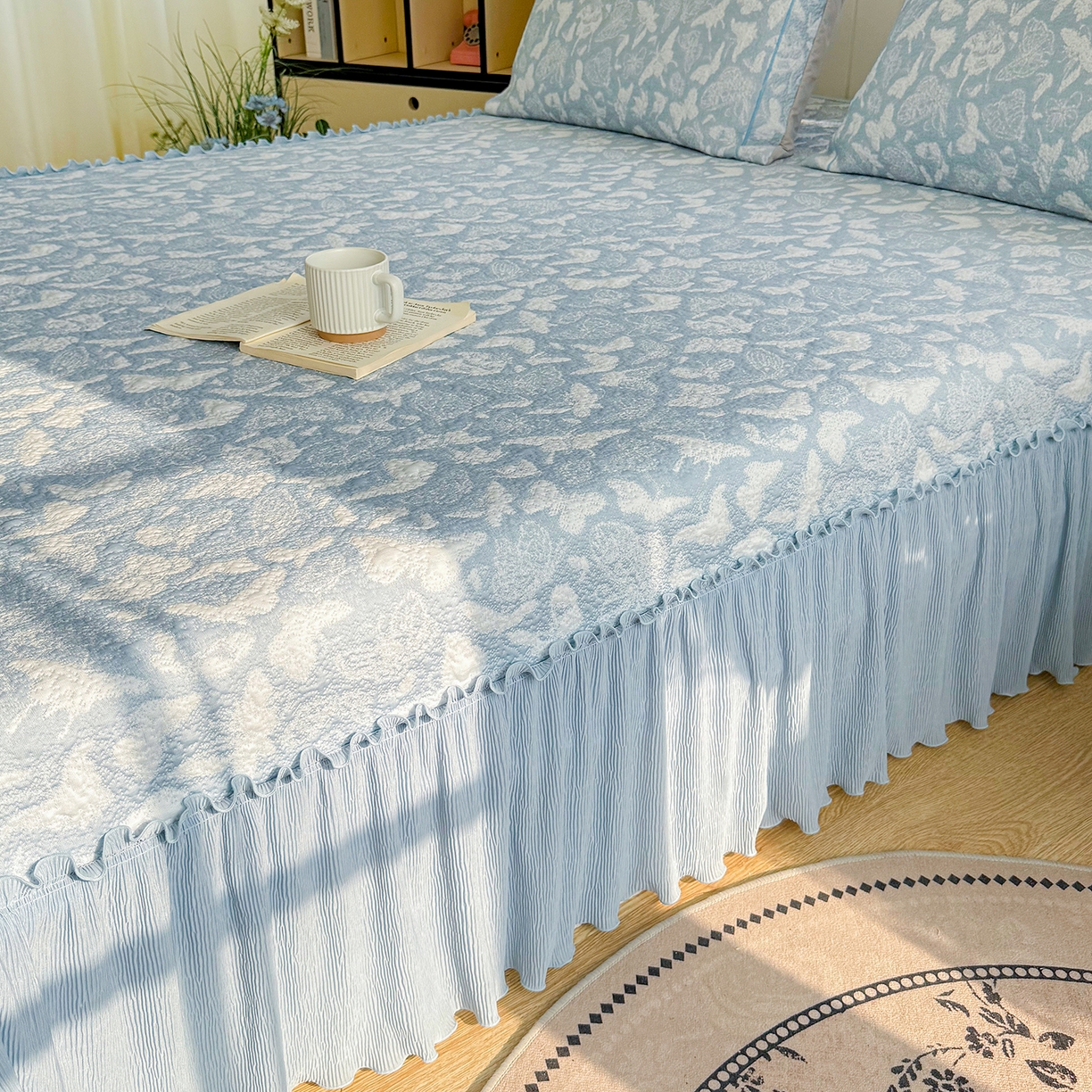 91家纺网 家纺一手货源 找家纺 女子家纺 2026新款A类凉豆豆凉感双面提花床裙款凉席席子-蝶舞花间系列 蝶舞花间-天空蓝