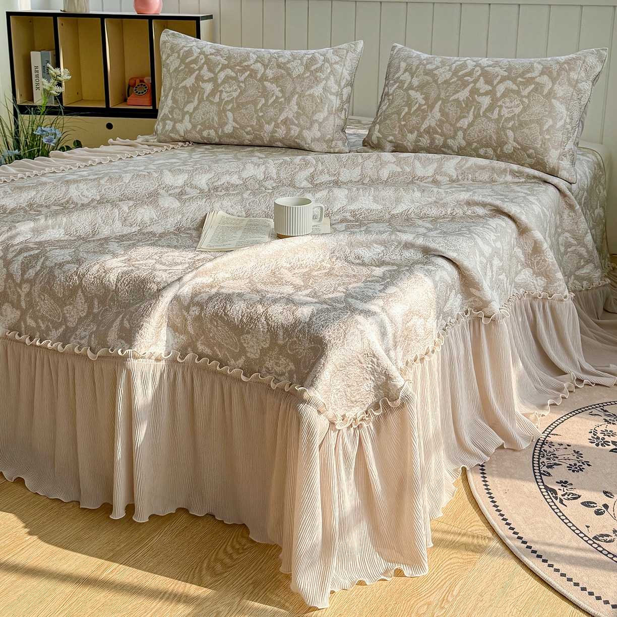 91家纺网 家纺一手货源 找家纺 女子家纺 2026新款A类凉豆豆凉感双面提花床裙款凉席席子-蝶舞花间系列 蝶舞花间-香槟金