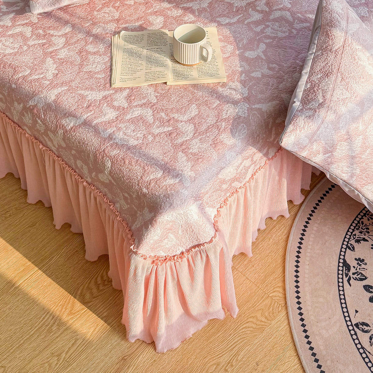 91家纺网 家纺一手货源 找家纺 女子家纺 2026新款A类凉豆豆凉感双面提花床裙款凉席席子-蝶舞花间系列 蝶舞花间-柔和粉