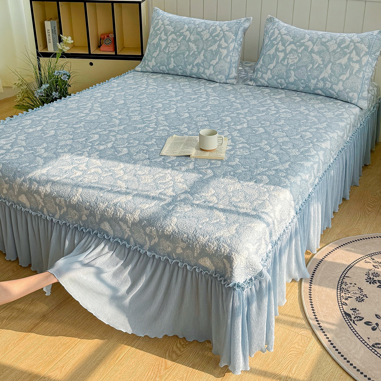 91家纺网 家纺一手货源 找家纺 女子家纺 2026新款A类凉豆豆凉感双面提花床裙款凉席席子-蝶舞花间系列 蝶舞花间-天空蓝