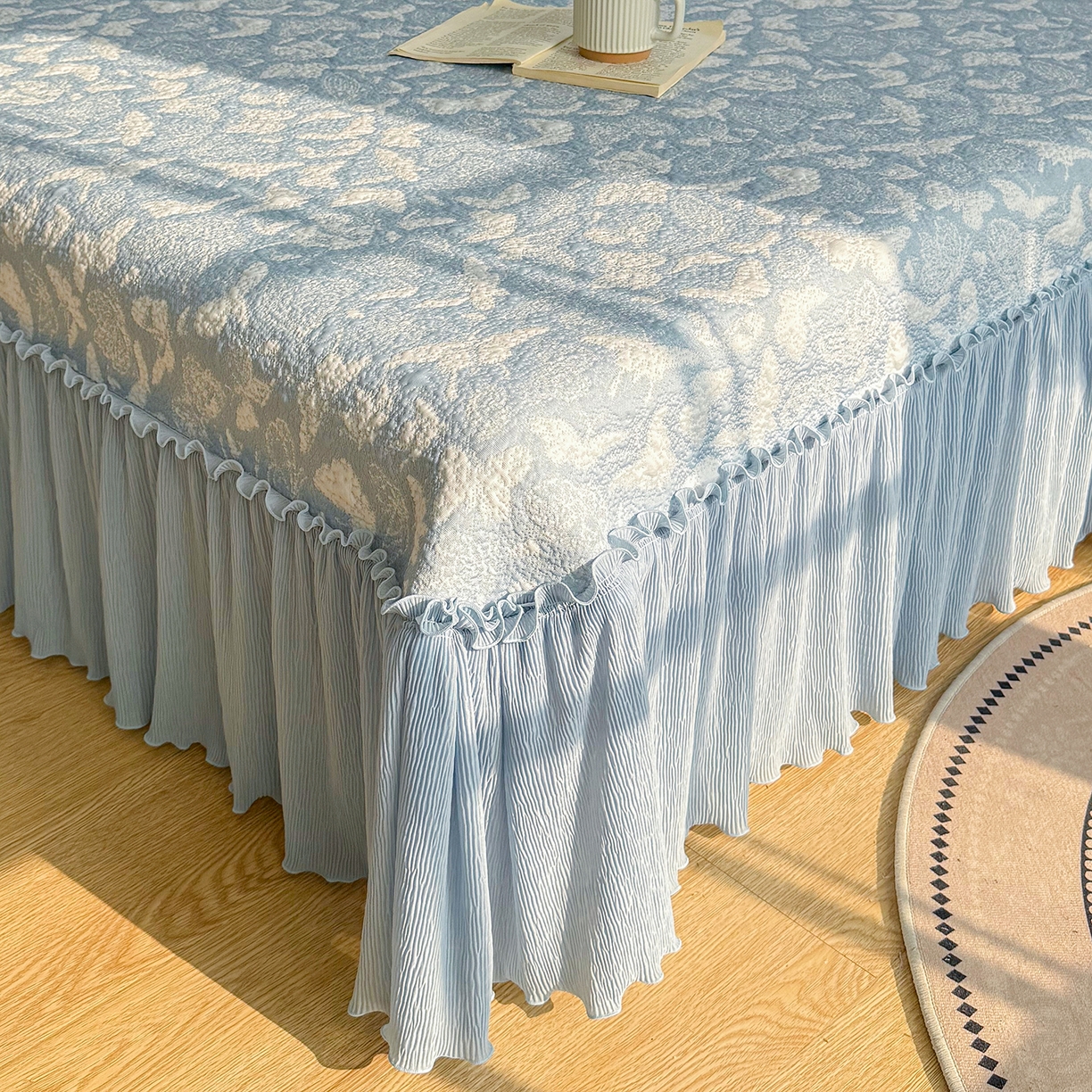 91家纺网 家纺一手货源 找家纺 女子家纺 2026新款A类凉豆豆凉感双面提花床裙款凉席席子-蝶舞花间系列 蝶舞花间-天空蓝